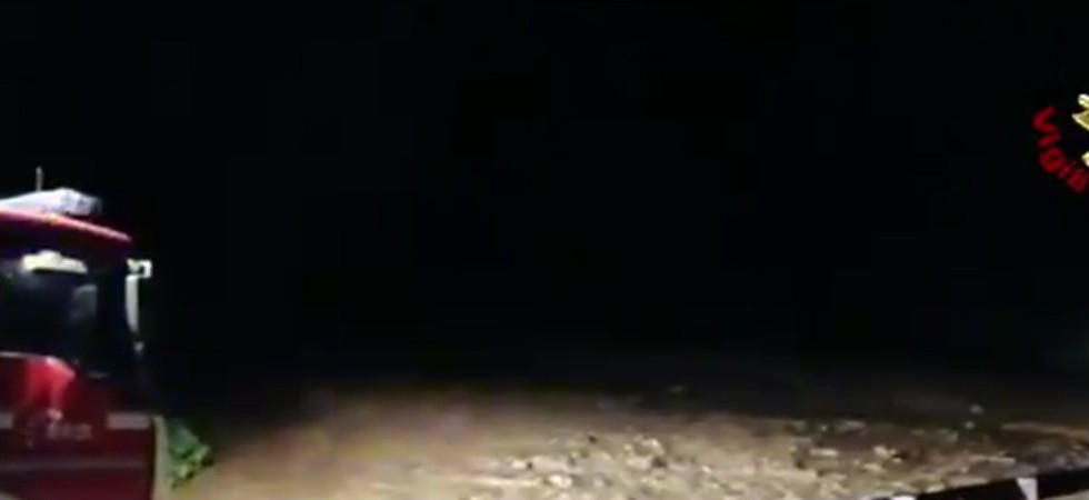 Notte di tempesta, le strade si trasformano in fiumi e le case si allagano